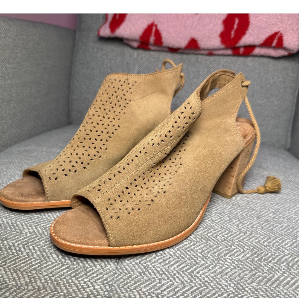 TOMS Majorca Tan Suede Perforated Peep Toe Cork Block Heel Sandals Womens 10